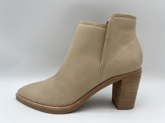 รองเท้าหนังสตรีสีเบจห่อเต็มรองเท้า TPR Outsole ที่สะดวกสบายพร้อมยาง Pusable