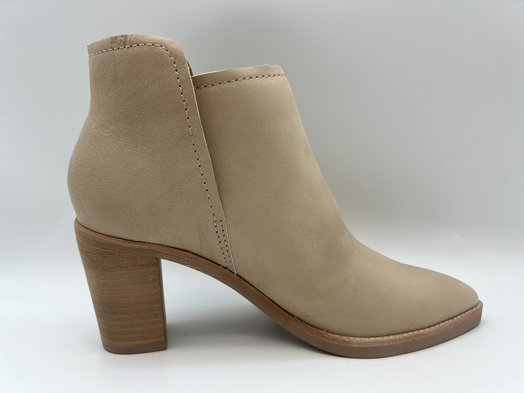 รองเท้าหนังสตรีสีเบจห่อเต็มรองเท้า TPR Outsole ที่สะดวกสบายพร้อมยาง Pusable